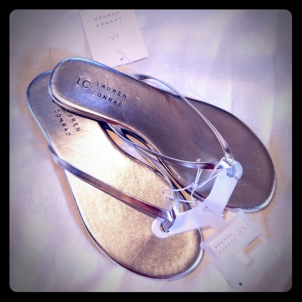 Lauren Conrad Silver Flip Flops NWT Size 6